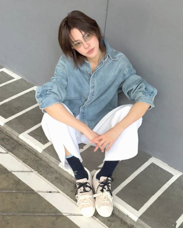 Phối đồ mùa hè thật năng động cùng áo sơ mi denim  - Ảnh 4.