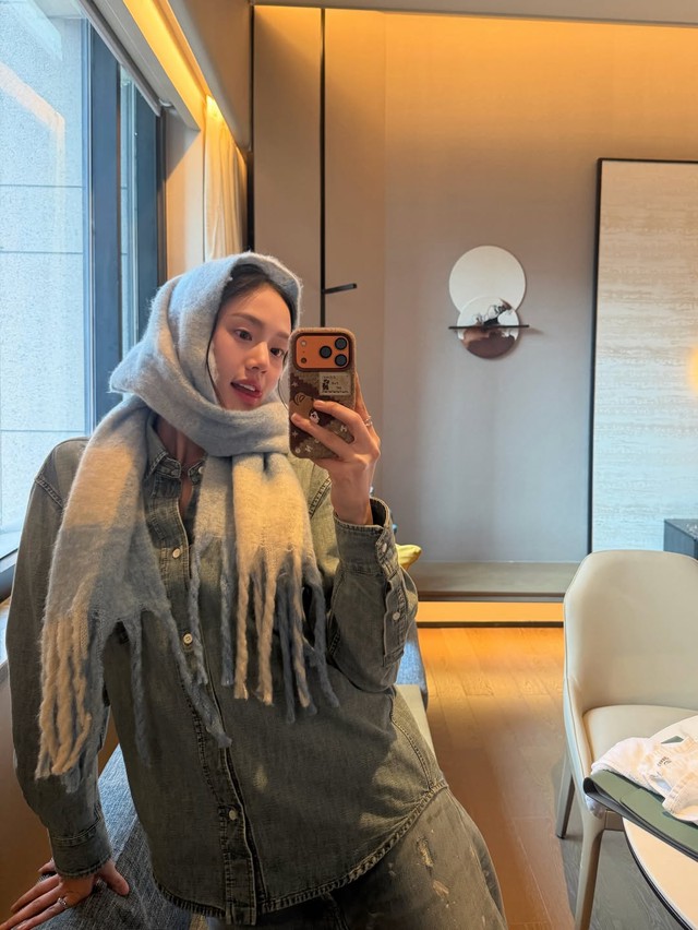 Phối đồ mùa hè thật năng động cùng áo sơ mi denim  - Ảnh 9.