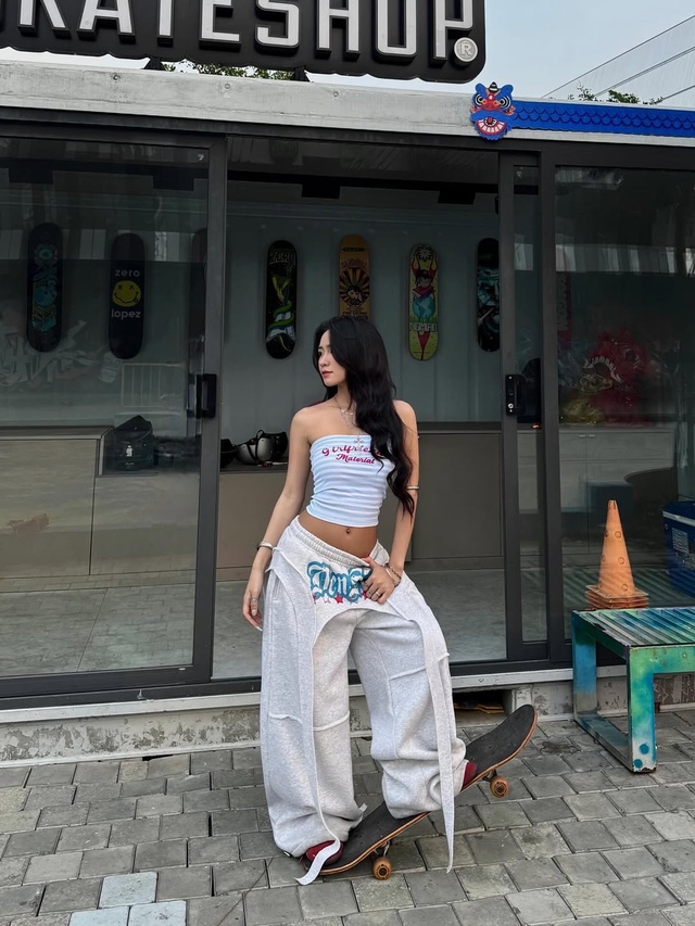 Diện áo quây quyến rũ mà vẫn tinh tế- Ảnh 2.