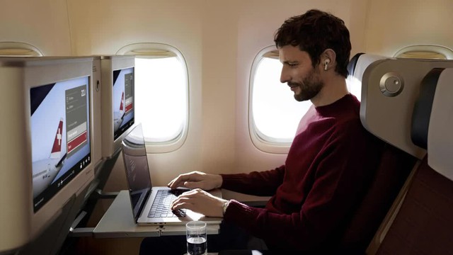 Starlink biến trải nghiệm lướt Wi-Fi trên máy bay nhanh như ở nhà - Ảnh 1.