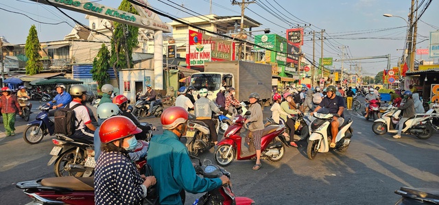 Trụ đ&egrave;n giao th&ocirc;ng lắp đ&atilde; l&acirc;u nhưng giao lộ vẫn 'mạnh ai nấy chạy' - Ảnh 3.