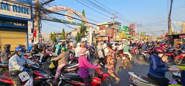 Trụ đ&egrave;n giao th&ocirc;ng lắp đ&atilde; l&acirc;u nhưng giao lộ vẫn 'mạnh ai nấy chạy' - Ảnh 1.