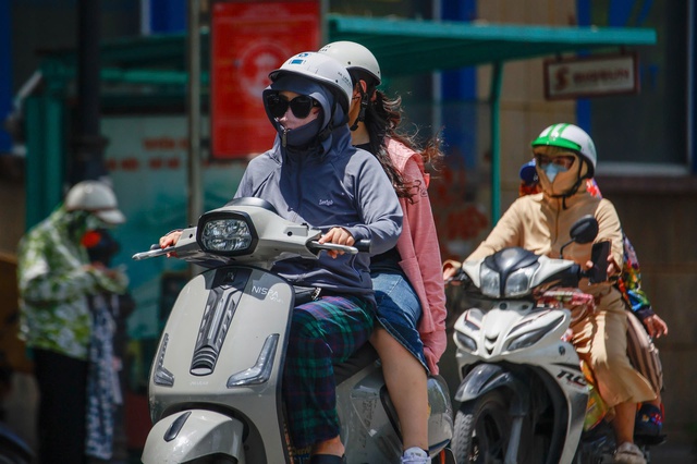 Đợt nắng n&oacute;ng đầu ti&ecirc;n ở miền Bắc v&agrave; Trung bộ, c&oacute; nơi tr&ecirc;n 38 độ C- Ảnh 1.
