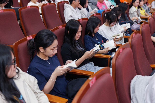 Nhật k&yacute; H&agrave;nh tr&igrave;nh Từ Tr&aacute;i Tim: Trao s&aacute;ch qu&yacute;, khơi kh&aacute;t vọng cho thế hệ trẻ - Ảnh 4.