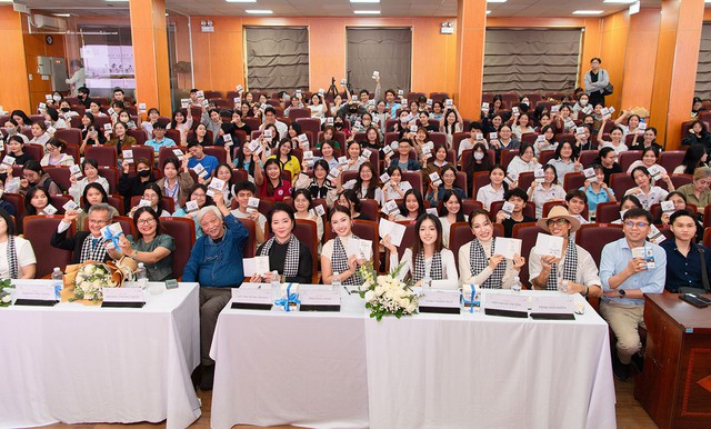 Nhật k&yacute; H&agrave;nh tr&igrave;nh Từ Tr&aacute;i Tim: Trao s&aacute;ch qu&yacute;, khơi kh&aacute;t vọng cho thế hệ trẻ - Ảnh 5.