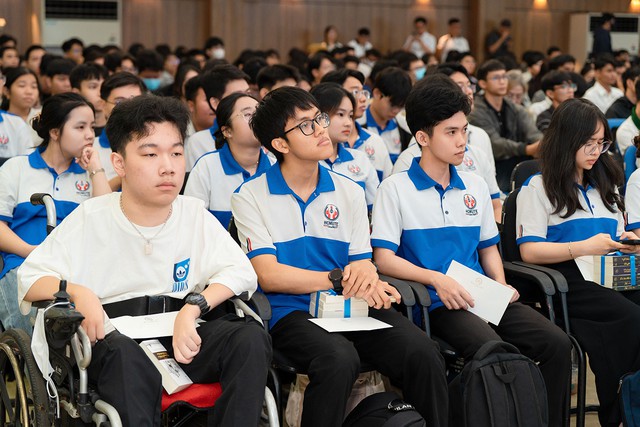 Nhật k&yacute; H&agrave;nh tr&igrave;nh Từ Tr&aacute;i Tim: Trao s&aacute;ch qu&yacute;, khơi kh&aacute;t vọng cho thế hệ trẻ - Ảnh 6.