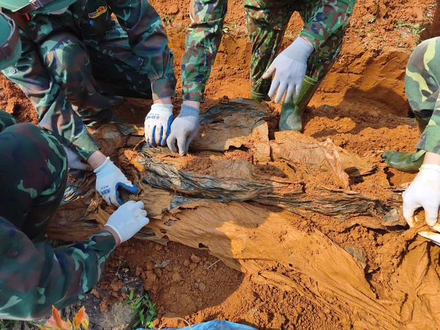 Quảng Trị: Li&ecirc;n tục ph&aacute;t hiện quy tập h&agrave;i cốt liệt sĩ trong khe n&uacute;i- Ảnh 2.