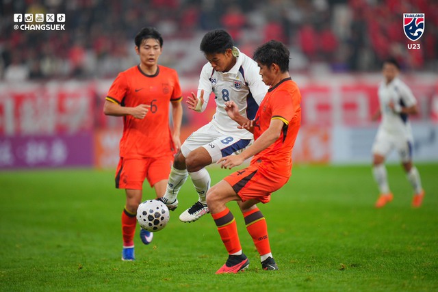 U.23 Trung Quốc bị chỉ tr&iacute;ch v&igrave; chơi th&ocirc; bạo, h&ograve;a nhọc nhằn U.23 Th&aacute;i Lan- Ảnh 1.