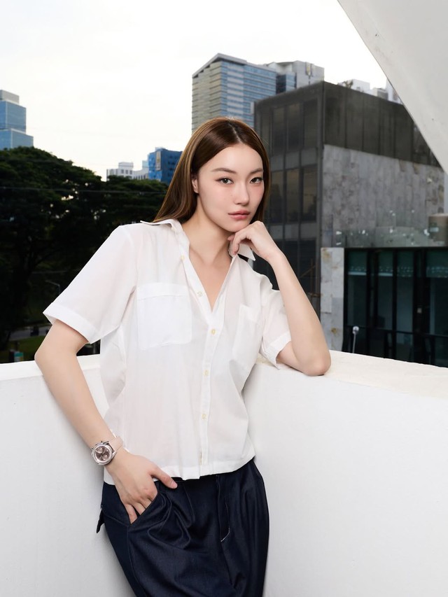 Diện áo sơ mi trắng như fashionista sành điệu  - Ảnh 1.