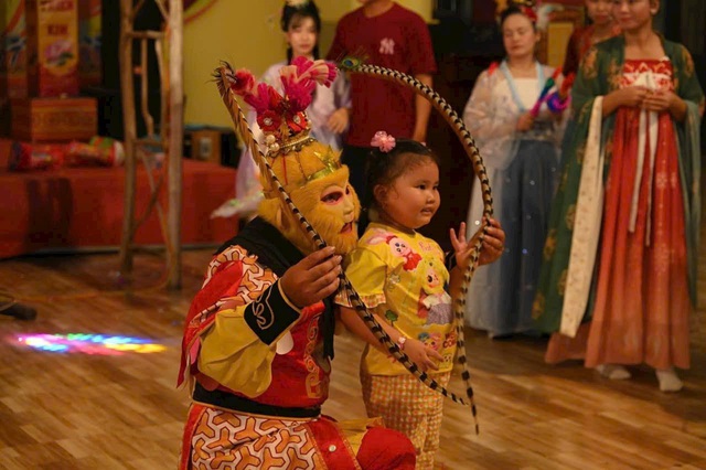 Chàng trai miền Tây ngày diễn xiếc mưu sinh, đêm đi giúp người gặp nạn - Ảnh 2.