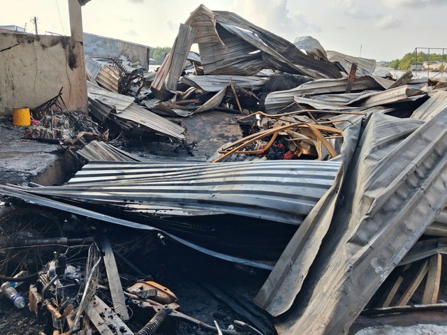 Ch&aacute;y nh&agrave; ven s&ocirc;ng V&agrave;m Đầm trong đ&ecirc;m, hơn 10 căn bị thi&ecirc;u rụi ho&agrave;n to&agrave;n gần   - Ảnh 1.