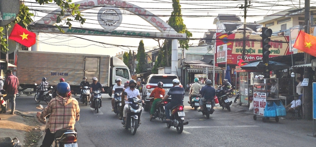 Trụ đ&egrave;n giao th&ocirc;ng lắp đ&atilde; l&acirc;u nhưng giao lộ vẫn 'mạnh ai nấy chạy' - Ảnh 2.