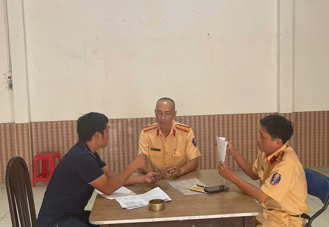 Xe kh&aacute;ch chạy ngược chiều tại TP . HCM bị phạt nặng đến 20 triệu đồng - Ảnh 2.