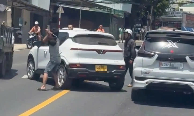 M&acirc;u thuẫn gia đ&igrave;nh, chồng đuổi theo, đập ph&aacute; xe taxi giữa quốc lộ 20 - Ảnh 2.