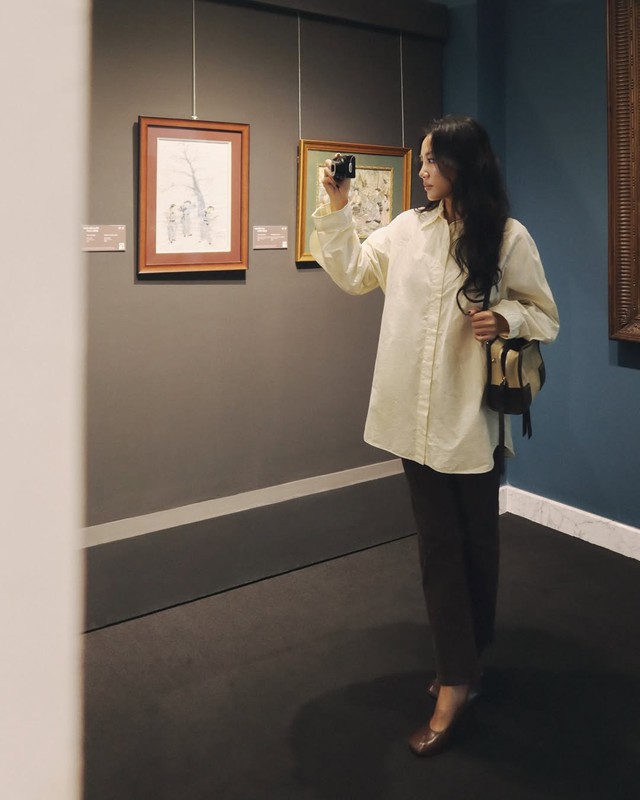 Diện áo sơ mi trắng như fashionista sành điệu  - Ảnh 8.