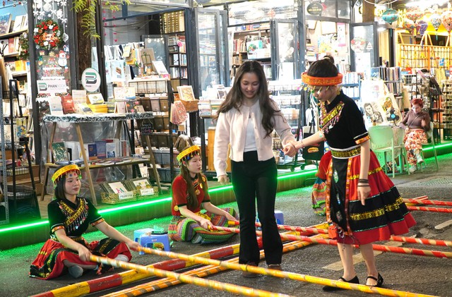 Năm 2025, tổng doanh thu Đường s&aacute;ch TP.HCM đạt 62,45 tỉ đồng- Ảnh 1.