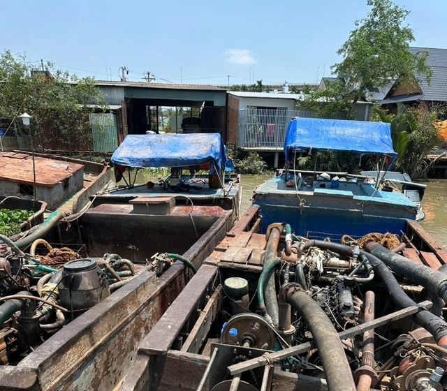 Nh&oacute;m 'c&aacute;t tặc' tẩu tho&aacute;t, bỏ lại phương tiện khi bị CSGT truy đuổi - Ảnh 1.