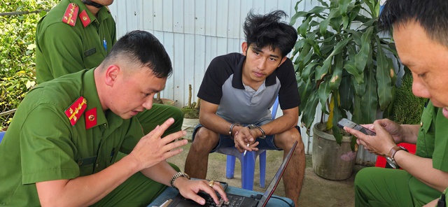 M&acirc;u thuẫn gia đ&igrave;nh, chồng đuổi theo, đập ph&aacute; xe taxi giữa quốc lộ 20 - Ảnh 1.