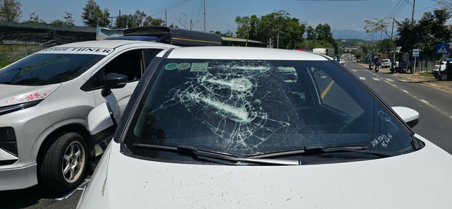 M&acirc;u thuẫn gia đ&igrave;nh, chồng đuổi theo, đập ph&aacute; xe taxi giữa quốc lộ 20 - Ảnh 3.