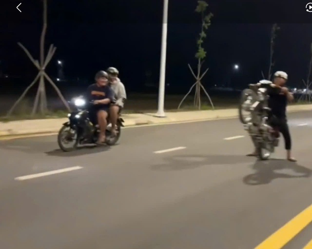 Xử lý nhóm thiếu niên ‘bốc đầu’ xe máy, quay clip đăng mạng xã hội - Ảnh 1.
