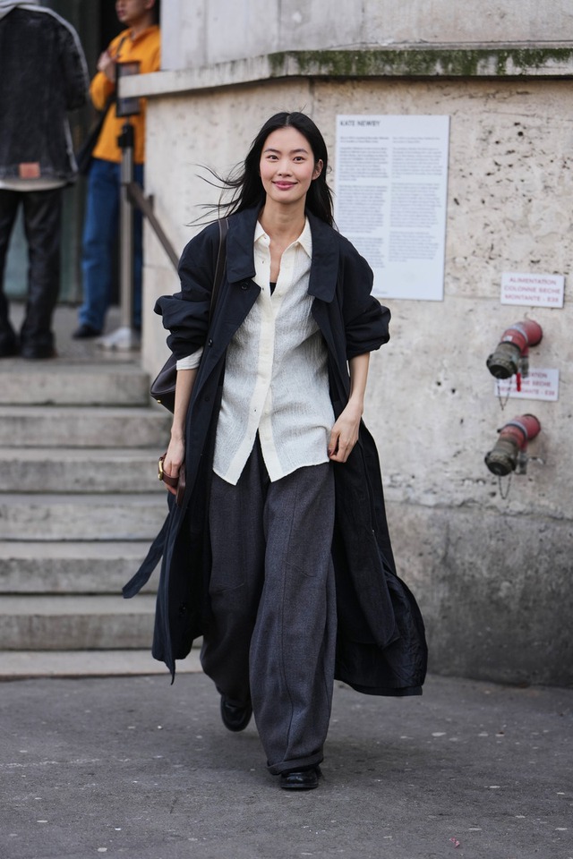 Từ cổ điển đến hiện đại, những kiểu áo sơ mi trắng đẹp nhất cho chị em- Ảnh 1. Từ cổ điển đến hiện đại, những kiểu áo sơ mi trắng đẹp nhất cho chị em- Ảnh 1.