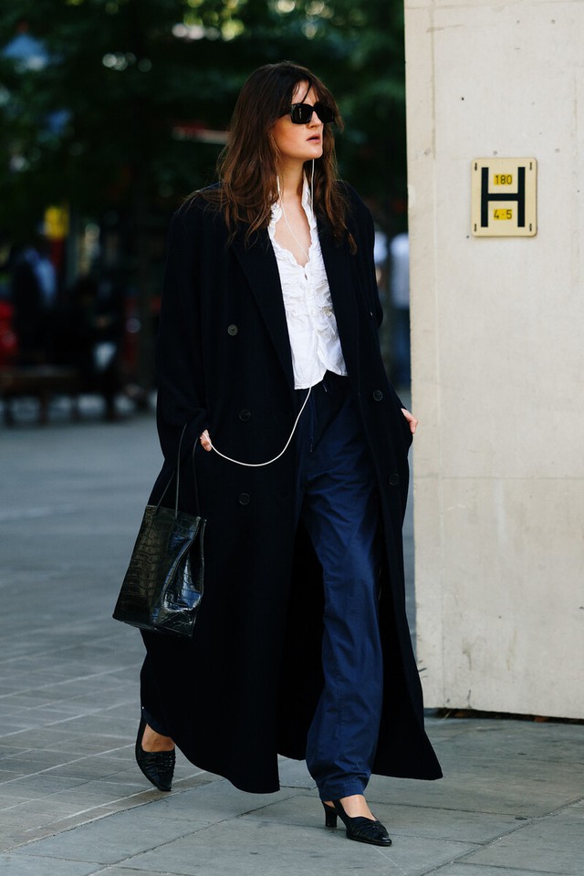 Từ cổ điển đến hiện đại, những kiểu áo sơ mi trắng đẹp nhất cho chị em- Ảnh 2. Từ cổ điển đến hiện đại, những kiểu áo sơ mi trắng đẹp nhất cho chị em- Ảnh 2.