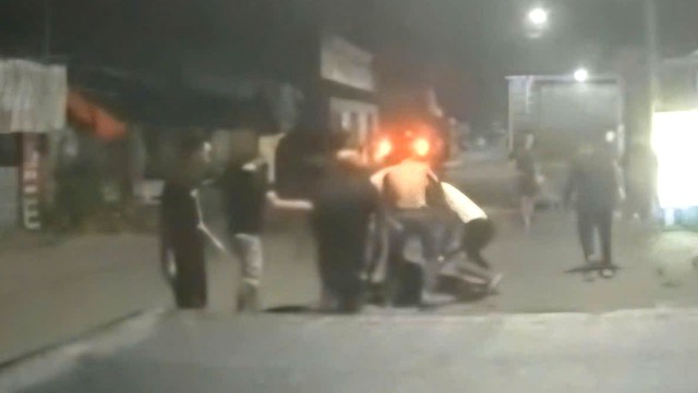 Điều tra vụ 3 xe b&aacute;n tải h&agrave;nh hung người trong đ&ecirc;m tại Đồng Th&aacute;p - Ảnh 1.