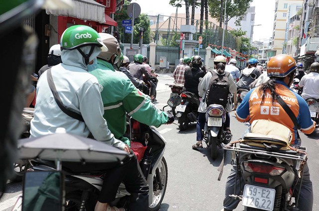 Tài xế xe xăng gặp áp lực- Ảnh 3. Tài xế xe xăng gặp áp lực- Ảnh 3.