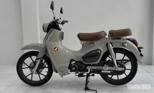 Honda Super Cub 2026 chính hãng 'khan hàng', cửa hàng bên ngoài hét giá hơn 100 triệu - Ảnh 2.