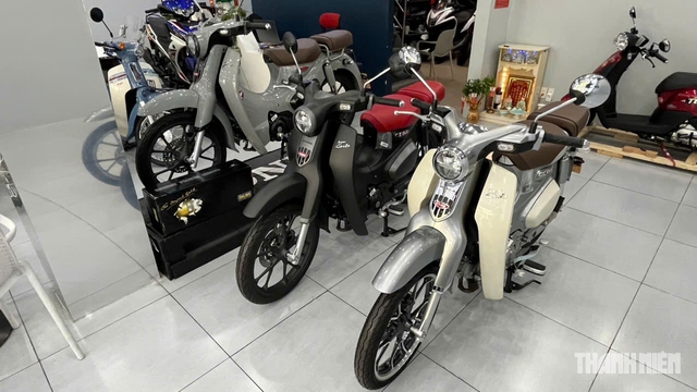 Honda Super Cub 2026 chính hãng 'khan hàng', cửa hàng bên ngoài hét giá hơn 100 triệu - Ảnh 3.