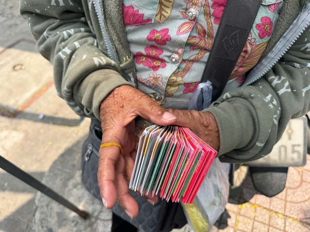 V&ograve;ng xo&aacute;y v&eacute; số 'mua đứt b&aacute;n đoạn': Tr&aacute;ch nhiệm x&atilde; hội của c&ocirc;ng ty xổ số   - Ảnh 2.