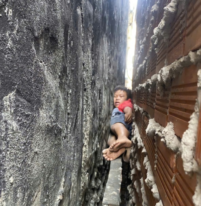 TP.HCM: Cảnh s&aacute;t PCCC giải cứu an to&agrave;n b&eacute; trai kẹt giữa hai bức tường hẹp - Ảnh 2.