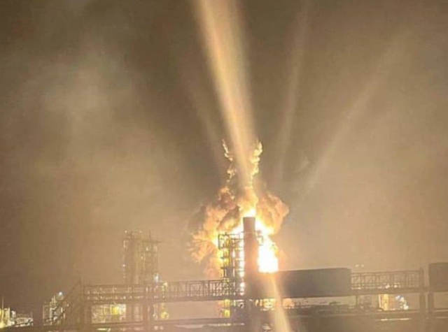 Chiến sự Ukraine ngày 1.492: Nhà máy lọc dầu Nga tê liệt, Kyiv bị gây sức ép - Ảnh 1.