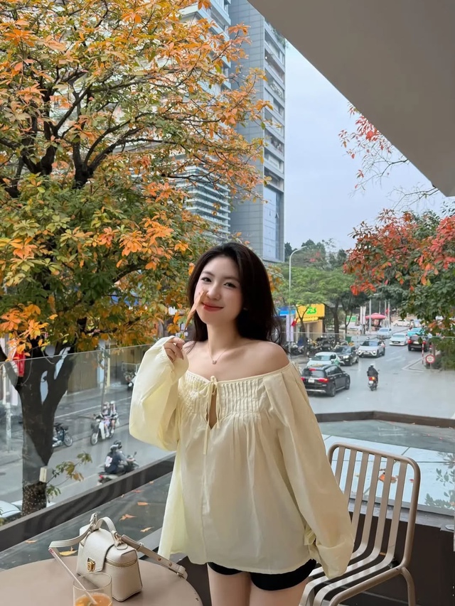 Đón nắng hè 2026 với áo kiểu màu vàng nữ tính thời thượng - Ảnh 2. Đón nắng hè 2026 với áo kiểu màu vàng nữ tính thời thượng - Ảnh 2.
