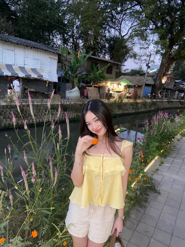 Đón nắng hè 2026 với áo kiểu màu vàng nữ tính thời thượng - Ảnh 3. Đón nắng hè 2026 với áo kiểu màu vàng nữ tính thời thượng - Ảnh 3.