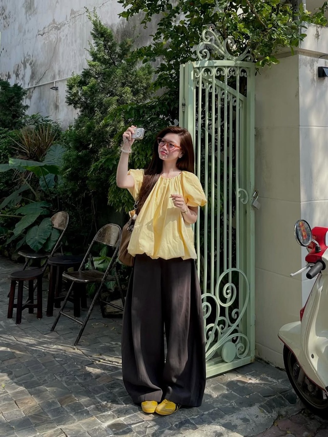 Đón nắng hè 2026 với áo kiểu màu vàng nữ tính thời thượng - Ảnh 6. Đón nắng hè 2026 với áo kiểu màu vàng nữ tính thời thượng - Ảnh 6.