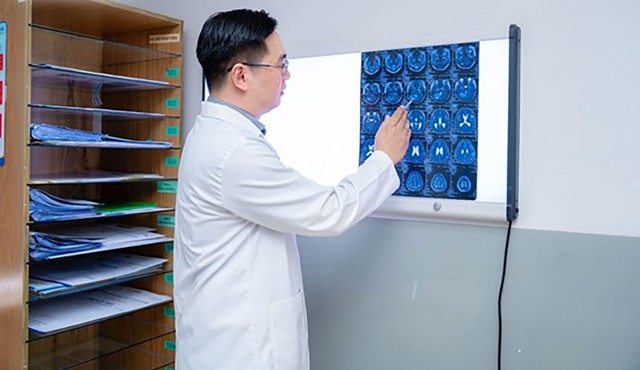 Tai nạn giao th&ocirc;ng ph&aacute;t hiện khối u n&atilde;o hiếm gặp ẩn m&igrave;nh suốt 10 năm - Ảnh 1.