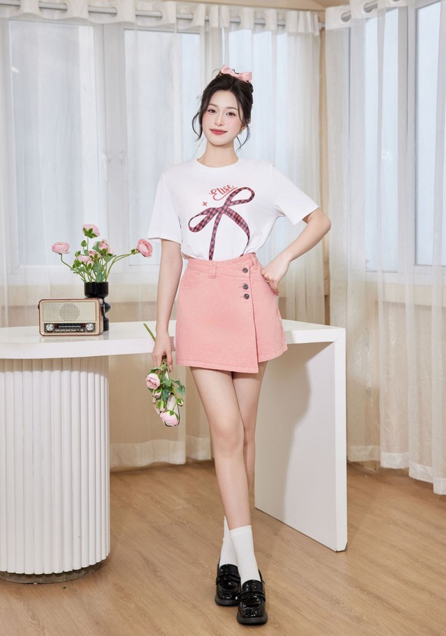 Áo thun trắng đem lại sự thoải mái cho cả ngày dài- Ảnh 2.