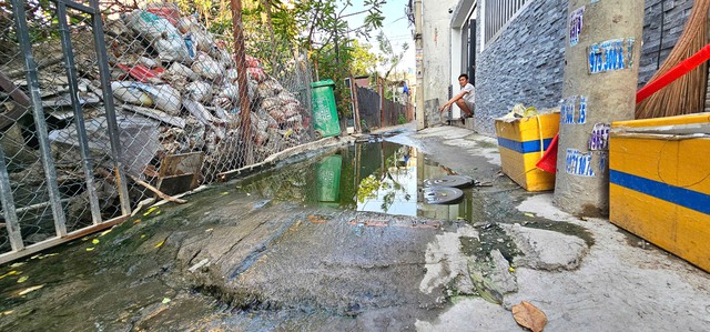 Vụ 3 hộ xả thải, cả hẻm ngập nước h&ocirc;i: Sẽ lắp cống tạm - Ảnh 1.