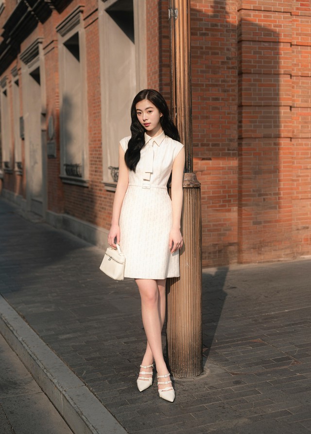 Mặc đơn sắc chuẩn 'gu' để đẹp bất chấp thời gian- Ảnh 4. Mặc đơn sắc chuẩn 'gu' để đẹp bất chấp thời gian- Ảnh 4.