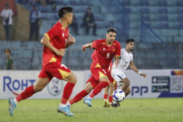 M&agrave;n thị uy sức mạnh của đội tuyển Việt Nam- Ảnh 1.