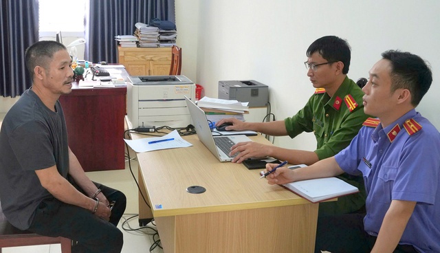 Nồng độ cồn g&acirc;y ra bạo lực: Người đ&agrave;n &ocirc;ng Nghệ An D&ugrave;ng b&uacute;a tấn c&ocirc;ng CSGT - Ảnh 1.