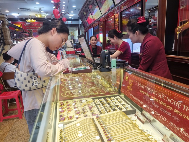 Giá vàng Bảo Tín Minh Châu giảm mạnh, mỗi khách được mua tối đa 2 chỉ- Ảnh 3. Giá vàng Bảo Tín Minh Châu giảm mạnh, mỗi khách được mua tối đa 2 chỉ- Ảnh 3.