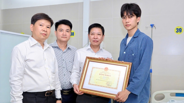 Bộ GD-ĐT tặng bằng khen cho nam sinh x&ocirc;ng v&agrave;o đ&aacute;m ch&aacute;y cứu người - Ảnh 1.