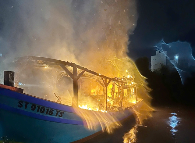 Cà Mau: Cháy tàu cá thu mua hải sản, gây thiệt hại 600 triệu đồng - Ảnh 1.