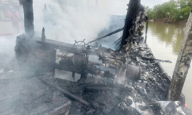 Cà Mau: Cháy tàu cá thu mua hải sản, gây thiệt hại 600 triệu đồng - Ảnh 2.