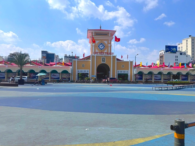 Khu vực trước chợ Bến Th&agrave;nh lem nhem sau cải tạo: Sở X&acirc;y dựng TP.HCM n&oacute;i g&igrave;? - Ảnh 1.