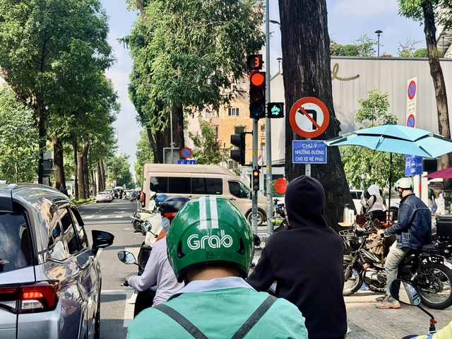 Dừng đèn đỏ cản đường xe rẽ phải có thể bị CSGT phạt 22 triệu? - Ảnh 2.