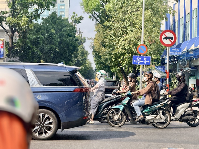 Dừng đèn đỏ cản đường xe rẽ phải có thể bị CSGT phạt 22 triệu? - Ảnh 3.