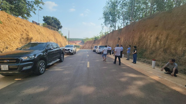 Nhà dân chênh vênh bên mép vực ở Đồng Nai: Thực trạng cần giải quyết Ngay - Ảnh 4. Nhà dân chênh vênh bên mép vực ở Đồng Nai: Thực trạng cần giải quyết Ngay - Ảnh 4.